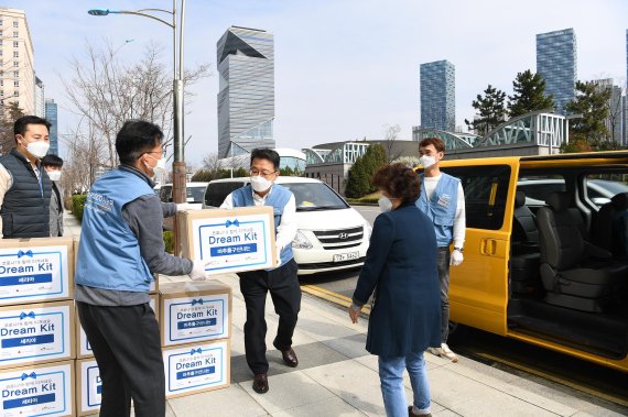 포스코건설이 인천 중구 공동생활가정 청소년을 위해 코로나19 예방 키트인 '드림키트(Dream Kit)'를 전달하고 있다. 포스코건설 제공