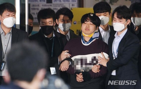 [서울=뉴시스]김선웅 기자 =텔레그램에 '박사방'을 열고 미성년자를 포함한 여성들을 대상으로 성착취 범죄를 저지른 일명 '박사' 조주빈(25)이 25일 오전 서울 종로구 종로경찰서에서 검찰로 송치되고 있다. 2020.03.25. photo@newsis.com