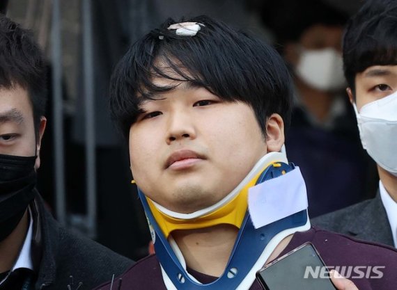 [서울=뉴시스]김선웅 기자 = 메신저 텔레그램에 '박사방'을 운영하며 미성년자를 포함한 여성들의 성착취물 제작, 유포한 혐의를 받는 조주빈(25)이 지난 25일 서울 종로구 종로경찰서에서 검찰로 송치되고 있다. 2020.03.25. photo@newsis.com