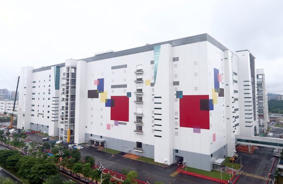 LG디스플레이가 2019년 8월 완공한 중국 광저우의 8.5세대 OLED(유기발광다이오드) 패널 공장 전경. 뉴스1