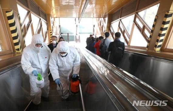 [서울=뉴시스]김선웅 기자 = 세계보건기구(WHO)가 코로나19의 팬데믹(세계적 대유행)을 선언한 12일 코로나19 집단 감염 발생 콜센터가 위치한 코리아빌딩 인근인 서울 구로역에서 방역 작업이 진행되고 있다. 2020.03.12. mangusta@newsis.com