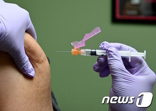 미국 뉴욕공과대학 연구진이 28일 결핵 예방을 위한 유아 BCG 백신 접종이 신종 코로나바이러스(코로나19) 사망자 수를 억제하는데 도움 된다는 연구 결과를 공개했다. © AFP=뉴스1