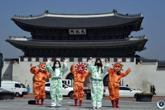 30일 오전 서울 세종대로 광화문광장에서 환경보건시민센터 회원들이 신종 코로나바이러스 감염증(코로나19) 확산 방지를 위한 노래와 율동을 선보이고 있다. 사진=서동일 기자
