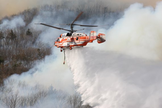 산림청 대형헬기가 경기도 양평군 서종면 수입리 인근 야산 산불을 진화하고 있다.