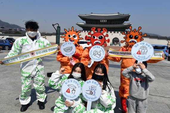 "함께 이겨냅시다"… 코로나 확산방지 퍼포먼스