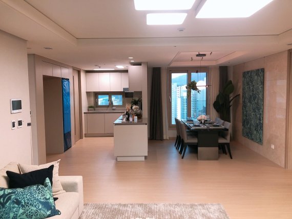 5베이로 공간을 넓게 쓴 과천푸르지오써밋 84㎡ 거실 대우건설 제공