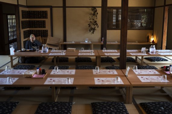 관광객이 급감으로 점심 시간대에 사람이 없는 일본 중부 나라현의 한 식당. AP뉴시스