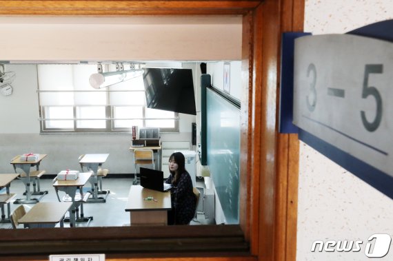 31일 오전 경기도 수원시 권선구 고색고등학교에서 교사들이 온라인으로 시범수업을 진행하고 있다. /사진=뉴스1