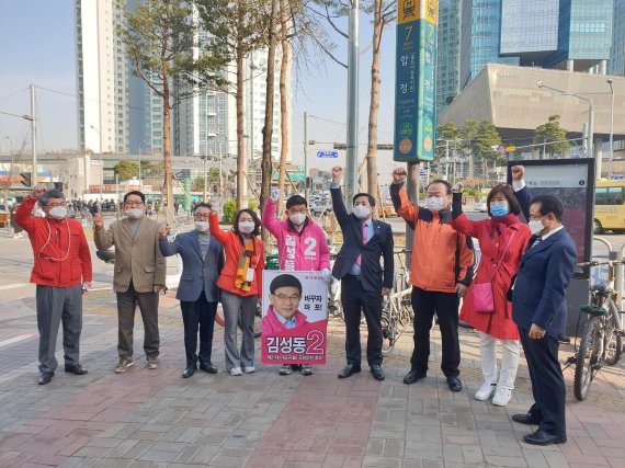 김성동 미래통합당 후보가 3월 31일 합정역 출근길 인사를 펼치며 지지자들과 주먹을 들어보이고 있다.<div id='ad_body3' class='mbad_bottom' ></div> 사진=김민기 기자