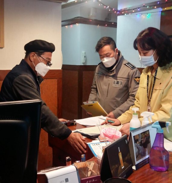 밤에는 현장점검 낮에는 민원상대 및 방역활동. 사진=익산시 제공