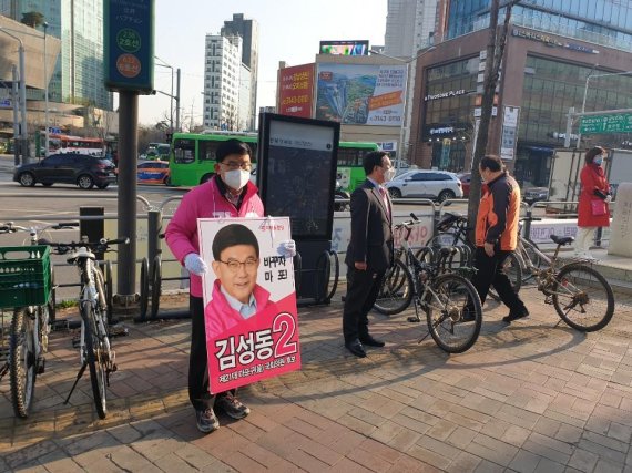 3월 31일 김성동 미래통합당 서울 마포을 후보가 합정역 7번 출구에서 출근인사를 진행했다. 그는 마포의 분위기가 바뀌고 있음을 강조하며 시민들과 눈 인사를 주고 받았다. 사진=김민기 기자