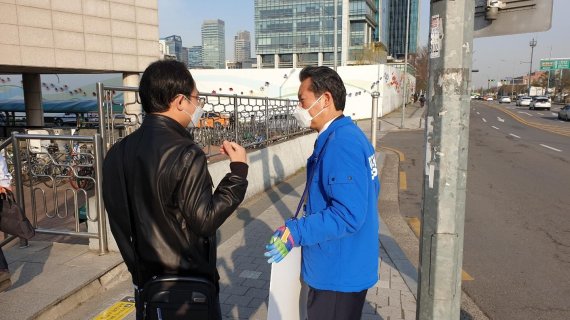정청래 민주당 서울 마포을 후보가 3월 31일 출근인사 중 지역주민과 대화를 나누고 있다. 그를 알아본 지역주민이 먼저 다가와 어깨를 감싸며 지역 현안에 대한 이야기를 꺼냈다. 사진=송주용 기자