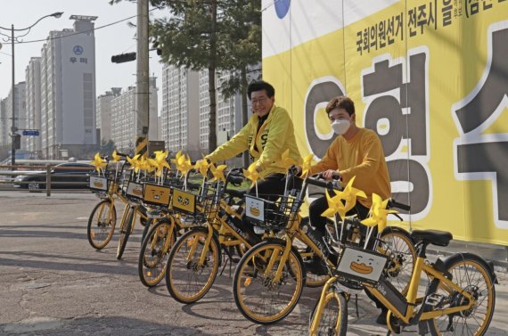정의당은 노란색 자전거를 이용한 이색 홍보를 하고 있다. 사진=정의당 전북도당 제공