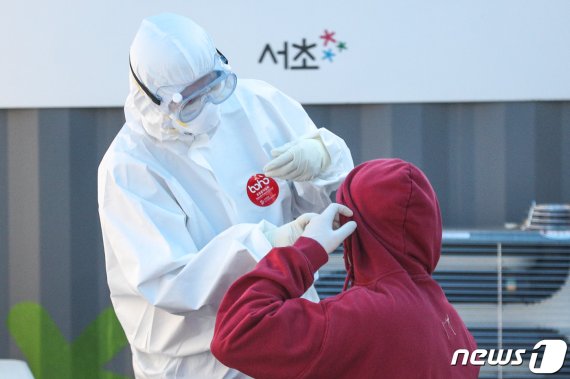 30일 오후 서울 서초구보건소 선별진료소에서 시민들이 신종 코로나바이러스 감염증(코로나19) 검사를 받고 있다. © News1 성동훈 기자