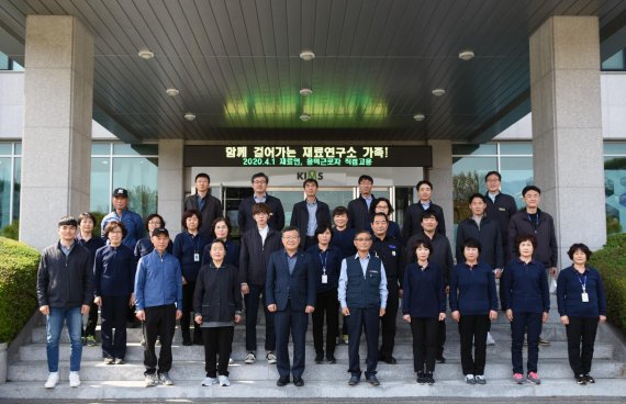 직접고용으로 전환된 재료연구소 용역근로자들이 간부진들과 함께 사진촬영을 위해 잠시 마스크를 벗고 기념촬영을 하고 있다. 재료연구소 제공