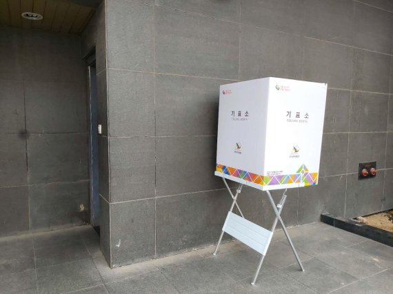 제21대 국회의원 선출을 위한 해외 거주 유권자 선거가 1일부터 시작된 가운데 중국 베이징 차오양구 주중 한국대사관 입구에 발열자용 투표소가 별도로 마련돼 있다./정지우 특파원