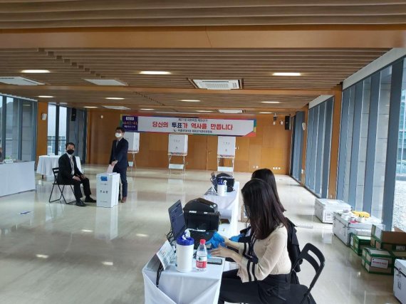 제21대 국회의원 선출을 위한 해외 거주 유권자 선거가 1일부터 시작된 가운데 중국 베이징 차오양구 주중 한국대사관 투표소에서 한 교민이 투표를 하고 있다./정지우 특파원