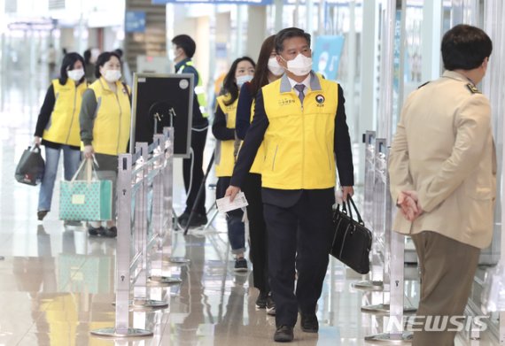 [인천공항=뉴시스]최진석 기자 = 송세원 여권과장을 팀장으로 하는 외교부 신속대응팀이 지난달 30일 인천국제공항 제2여객터미널에서 이탈리아로 출국하고 있다. 2020.03.30. myjs@newsis.com