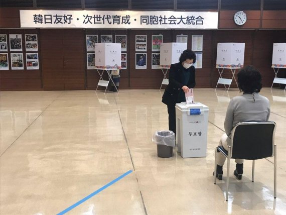 4·15 총선 재외국민투표 첫날인 1일 일본 도쿄 미나토구 총영사관에 설치된 투표소에서 한 유권자가 기표함에 투표용지를 넣고 있다. 사진=주일한국대사관