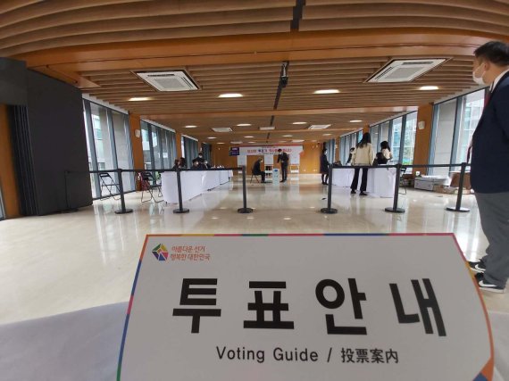 제21대 국회의원 선출을 위한 해외 거주 유권자 선거가 1일부터 시작된 가운데 중국 베이징 차오양구 주중 한국대사관에서 한 교민이 투표를 하고 있다. 사진=정지우 기자