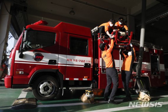 전국 소방공무원들이 국가직으로 전환된 지난 4월 1일 오후 서울 마포구 마포소방서에서 소방대원들이 주간조와 야간조가 교대하며 장비를 점검하고 있다. 뉴시스