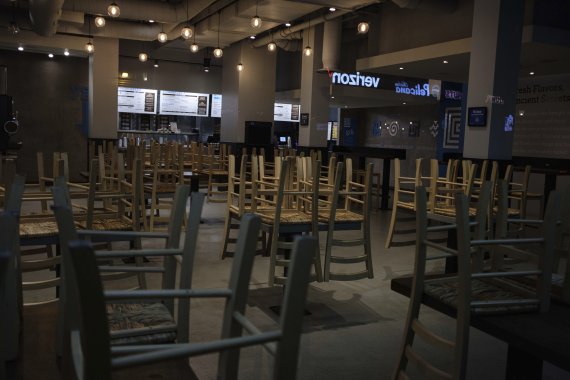 FILE - In this March 16, 2020 file photo, chairs hang stacked on empty tables at a closed restaurant in New York. (AP Photo/Yuki Iwamura, File) /뉴시스/AP /사진=