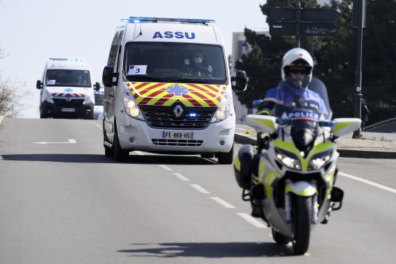 Escorted ambulances drive from the train station to an hospital Wednesday April 1, 2020 in Rennes, western France. (AP Photo/David Vincent) /뉴시스/AP /사진=