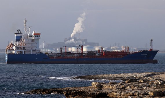 FILE PHOTO: An oiil tanker sits anchored off DPF oil refinery and the ArcelorMittal's steel plant on the site of Fos-sur-Mer near Marseille, France, January 19, 2016. REUTERS/Jean-Paul Pelissier/File Photo /REUTERS/뉴스1 /사진=