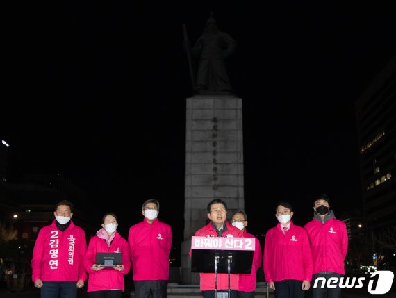 황교안 미래통합당 대표가 1일 밤 서울 세종대로 광화문광장에서 '나라 살리기·경제 살리기 출정 선언 기자회견'을 하고 있다.