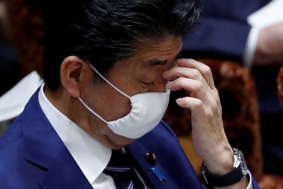 마스크를 쓴 아베 신조 일본 총리. 지난 1일 일본 국회에 출석해 잠시 고개를 숙이고 있는 모습. 로이터 뉴스1