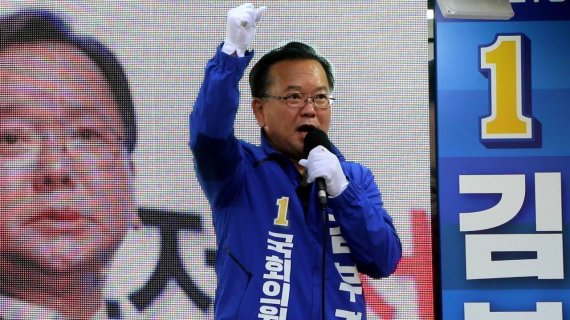 김부겸 더불어민주당 후보(대구 수성갑)가 2일 오전 9시 범어네거리 출정식에서 '총선에 승리한 뒤 대한민국을 위해 대통령에 도전하겠다'고 밝혔다.