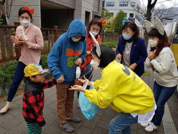 정관산단 공동직장어린이집 교사들, 원아가정 방문 '즐거운 시간'