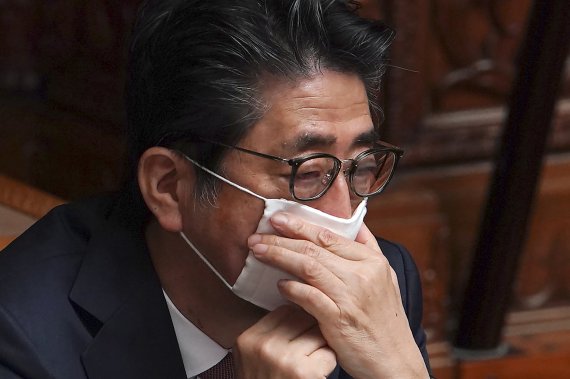 마스크를 쓴 아베 신조 일본 총리. AP뉴시스