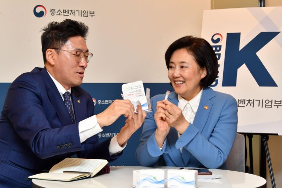 박영선 중소벤처기업부 장관과 유재형 솔젠트 대표이사(왼쪽). 사진=서동일 기자.