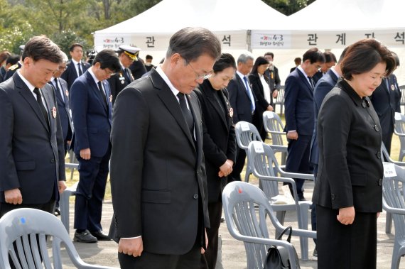 [fn포토] 제주4·3 상징 동백꽃을 헌화하는 문 대통령 내외