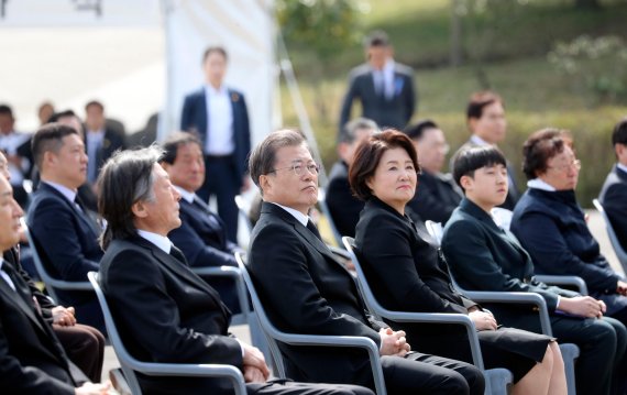 [fn포토] 제주4·3 상징 동백꽃을 헌화하는 문 대통령 내외