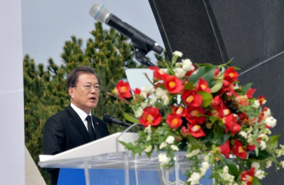 [fn포토] 제주4·3 상징 동백꽃을 헌화하는 문 대통령 내외