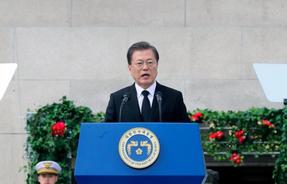 [fn포토] 제주4·3 상징 동백꽃을 헌화하는 문 대통령 내외