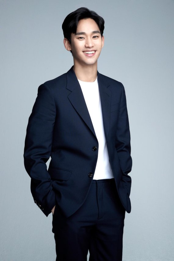 하나은행 광고모델 김수현.