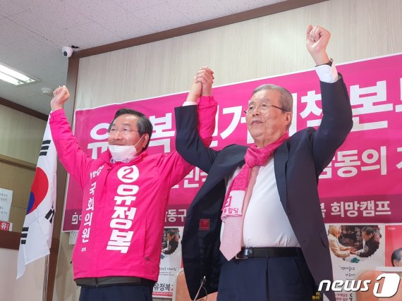 유정복 미래통합당 후보(왼쪽)와 김종인 총괄선거대책위원장. © 뉴스1
