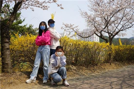 14일간의 '자가격리 체험 동영상'을 제작해 건국대학교에 감사를 전한 중국인 유학생 왕카이유와 송하오, 청지아홍 학생. 건국대학교 제공