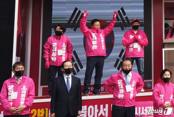 미래통합당 김동완 후보가 지난 2일 공식 선거일 첫날 유세차를 타고 유권자들에게 지지를 호소하고 있다.© 뉴스1