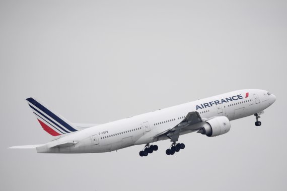 에어프랑스 소속 보잉 777 여객기가 3월 16일(현지시간) 프랑스 파리의 샤를드골 공항을 이륙하고 있다. 보잉은 6일 항공기 수요 회복에 오랜 시간이 걸릴 것으로 예상했다. 사진=로이터뉴스1