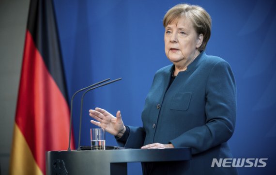 [베를린=AP/뉴시스]22일(현지시간) 앙겔라 메르켈 독일 총리가 신종 코로나바이러스 감염증(코로나19) 관련 기자회견에서 발언 중인 모습. 2020.03.23.