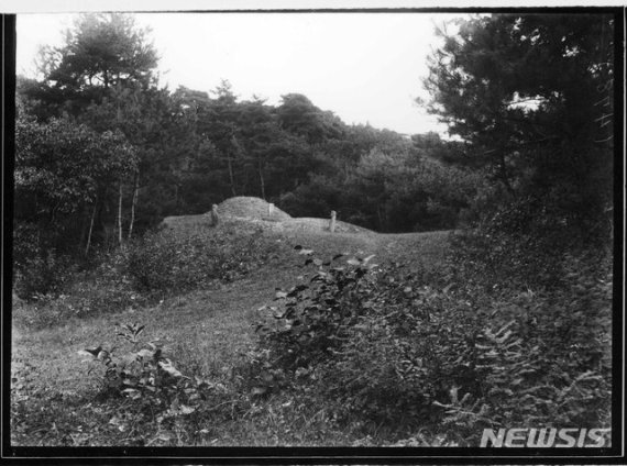 [서울=뉴시스] 1916년 일제가 고적조사 후 촬영한 명종(明宗)의 지릉(智陵) 전경. 현재 황해북도 장풍군 항동리에 있으며, 군사분계선과 가까워 현재 모습을 확인하기 어렵다.(사진=국립중앙박물관) 2020.04.04. photo@newsis.com (* 위 사진은 재배포, 재판매, DB 및 활용을 금지합니다)