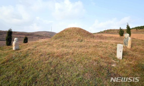 [서울=뉴시스] 2019년 촬영된 개성시 고남리에 있는 고려 20대 신종(神宗)의 양릉(陽陵) 전경. 뒤쪽 왼편으로 개성의 남산에 해당하는 용수산이 보인다. (사진=평화경제연구소 제공) 2020.04.04. photo@newsis.com
