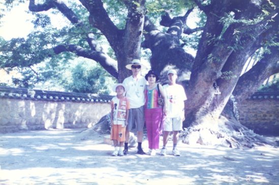 어린 시절의 고(故) 권대희씨(왼쪽 첫번째)와 아버지 권성한씨(왼쪽 두번째)가 가족들과 여행 중 찍은 가족사진. 고 권대희씨 유족 제공.