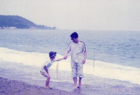 지난 1999년 어린 시절의 고 권대희씨(왼쪽)와 아버지 권성한씨(왼쪽 두번째)가 바닷가를 거닐고 있다. 고 권대희씨 유족 제공.