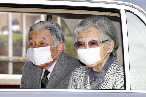 일본의 아키히토 상왕(왼쪽)과 미치코 상왕비가 4일 마스크를 쓰고 임시 거처인 도쿄 다카나와 왕족 저택에 도착하고 있다.AP뉴시스