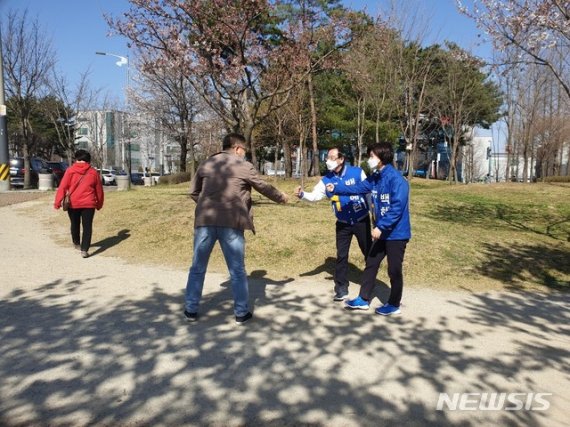 [수원=뉴시스] 이병희 기자 = 백혜련(경기 수원을·더불어민주당) 후보가 선거운동 시작 뒤 첫 주말인 4일 남편과 함께 황구지천에서 시민들에게 지지를 호소하고 있다. 2020.04.04. heee9405@naver.com